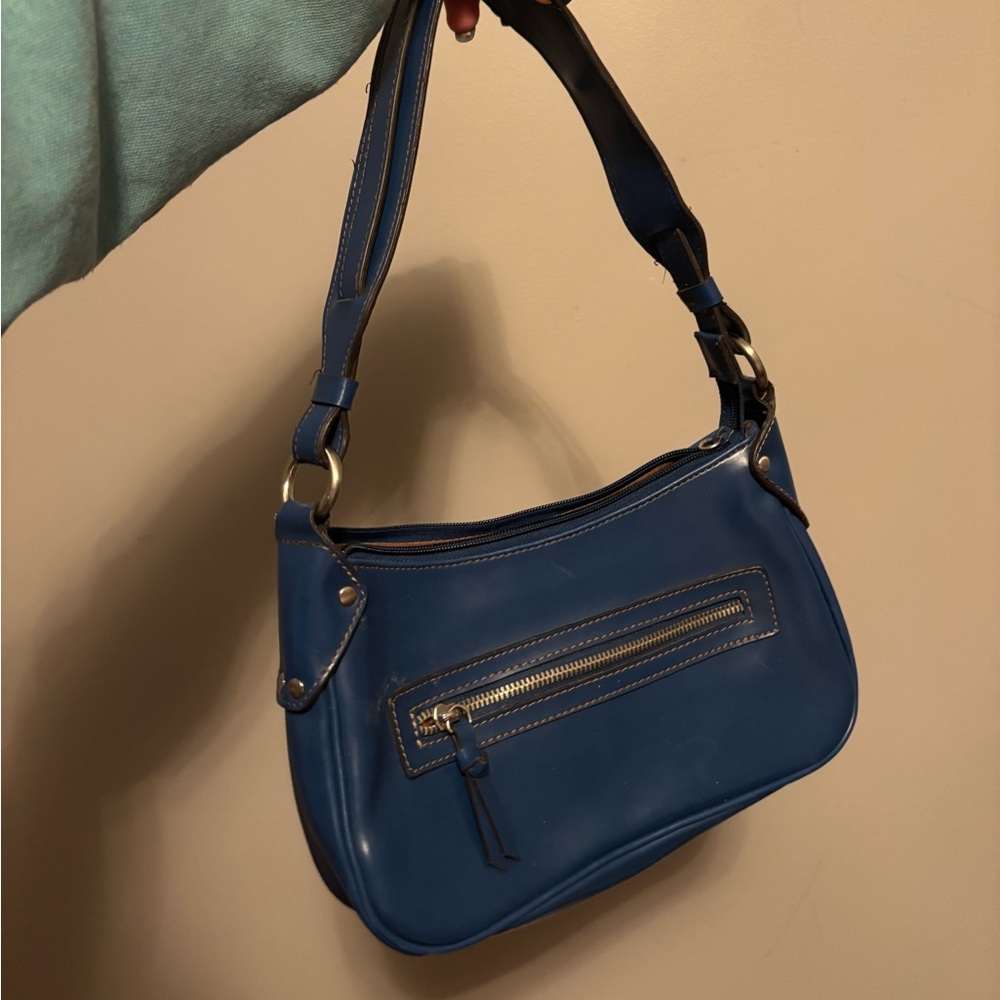 Blue shoulder bag.